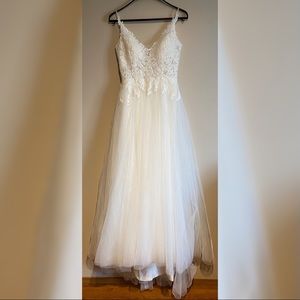 Beautiful size 8 wedding dress